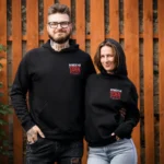 Přední strana černé unisex mikiny JEDEN KONCERT Rybičky 48