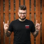 Přední strana černého pánského trička JEDEN KONCERT Rybičky 48